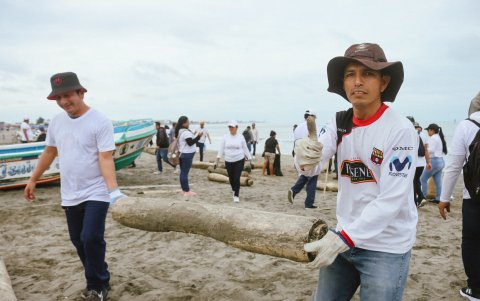 La comunidad también retiro los troncos que han provocado incidentes a los bañistas.