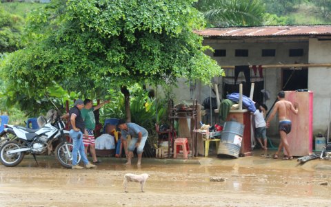 Estragos. Luego de que la lluvia cesó, la mañana de este 26 de mayo las familias empezaron a recoger sus enseres.
