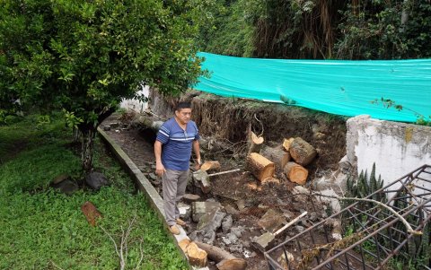 Los moradores ven con temor los daños que se han producido a pocos metros de las viviendas que habitan.