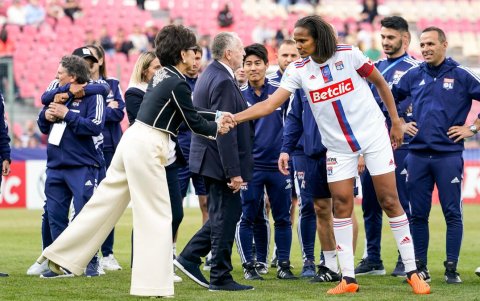Kang junto a las jugadoras del Olympique de Lyon, equipo considerado como la mejor plantilla femenina de la historia. Lo compró por 35 millones de dólares.
