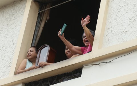 Integración. Desde los balcones, las familias celebraron el paso de la Virgen.