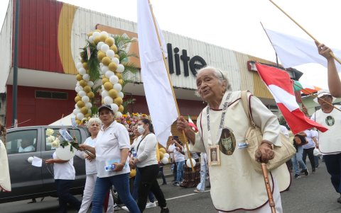 Caminata. La marcha se extendió por 22 cuadras de la avenida Machala. En el trayecto los cantos nunca pararon.