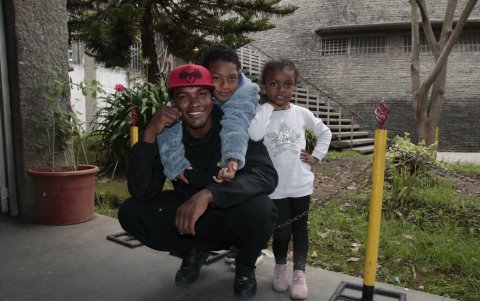 El boxeador tricolor con sus dos hijos, luego de un entrenamiento.