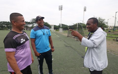 Garys Estupiñán (d) es el dueño del proyecto que surgió en el 2017. Junto a los profesores Eddy Napa y Jonathan Daqui participarán por la quinta edición en el Torneo AsoGuayas de Segunda Categoría.