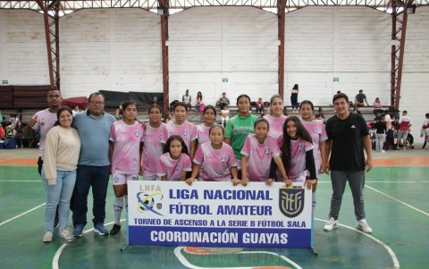 Futsal femenino. Robin Montero (d) y Jehová Estupiñán (i), además de jugar para el primer plantel, lideran al equipo femenino de La Familia FC en Lomas de Sargentillo.