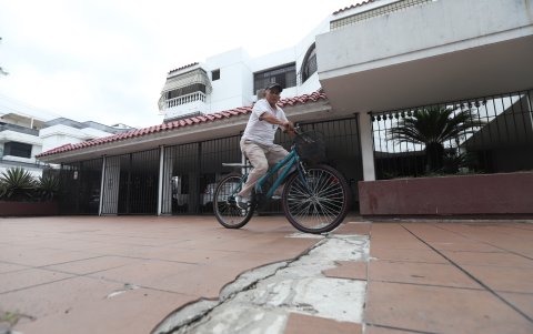 Calle Dátiles. En varias zonas se observan las baldosas rotas o fuera de su lugar.