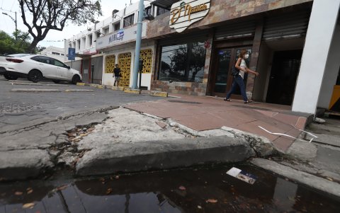Daños. Adoquines y baldosas rotas se observan en la Víctor Emilio Estrada y en casi todas sus intersecciones.