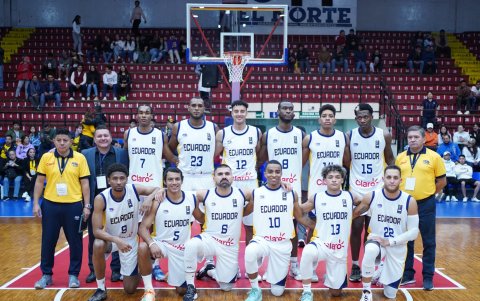 Foto oficial del equipo tricolor en el partido de ida, en Ibarra.