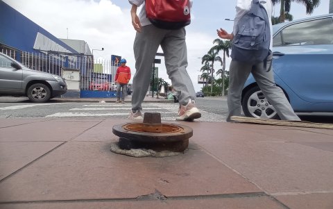 En la avenida Francisco de Orellana, este tipo de trabas se ha vuelto común. .