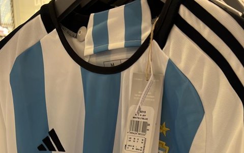 La camiseta réplica de la selección de Argentina se la puede conseguir en las calles por poco más de 20 dólares.