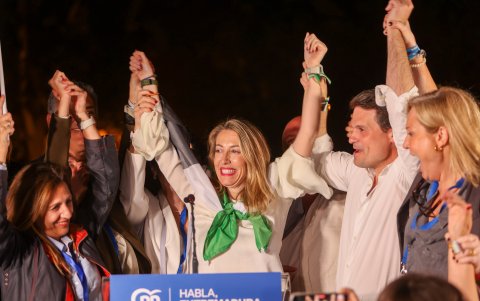 La presidenta del PP y candidata a la presidencia de la Junta de Extremadura, María Guardiola (c), festeja la victoria de elecciones municipales y regionales de este domingo 28 de mayo