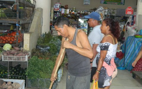 Los comerciantes, entre venta y venta, barren y lavan los pisos para evitar la presencia de animales.
