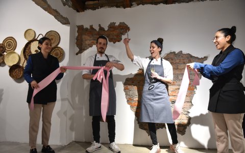 Iñaki y Carolina junto a las dos maîtres, Marcela Salas y Camila Reyes.