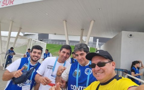 El hincha con aficionados argentinos a los que conoció antes del cotejo con Fiyi.