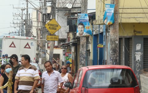 Contaminación visual. En el norte y sur de la ciudad, este panorama es bastante común, hay cuadras completas con propaganda electoral. No hay poste que se salve de ellas.