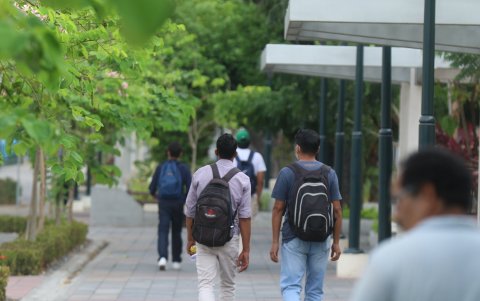 Los jóvenes aseguran que, pese a los intentos, les es imposible hallar empleo.