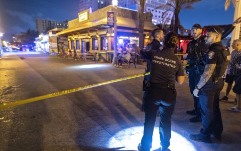 Agentes policiales invesitgan este tiroteo a lo largo de un malecón de playa en Hollywood, Florida.
