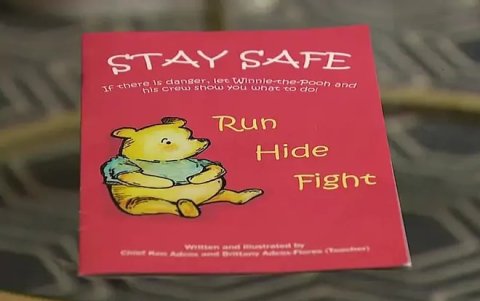 El libro “Stay Safe” que la escuela envió a casa sin explicación ni advertencia a los padres.