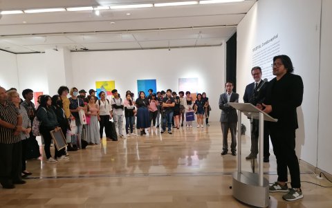 Apertura. El artista Jorge Arce, durante la inauguración de la muestra el pasado 16 de mayo de 2023, en el MAAC de Guayaquil.