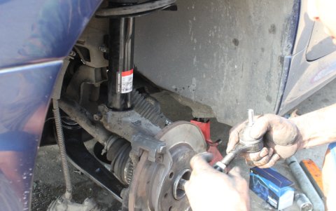 “Puede ser el amortiguador de mejor calidad, pero en vías malas también se afecta”, sostiene Daniel  Pin, mecánico automotriz.