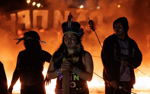 Los indígenas de la etnia guaraní en Brasil, luchan por el derecho a las tierra.
