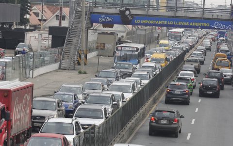 Pasadas las 07:00, a diario, se forman extensas filas de vehículos a lo largo de la avenida Benjamín Carrión, en el tramo hacia la avenida Las Aguas.
