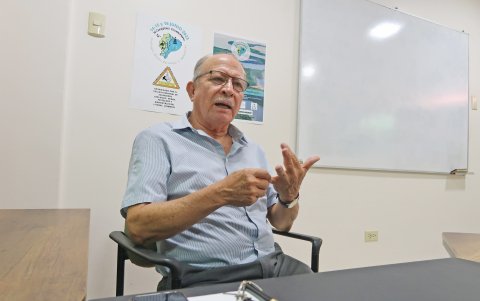 Zumba tiene una maestría en Ingeniería Ambiental y un doctorado en ciencias ambientales.