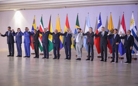 Lasso (c) y Maduro (i) posaron junto al resto de mandatario en la foto de la Cumbre.