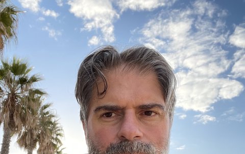 Sebastián Cordero que se dio a conocer como director de cine, en la última década incursionó en el teatro.