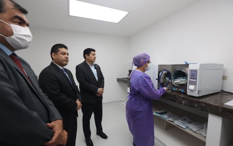 El área de esterilización fue modernizada. Allí los alumnos desinfectan sus instrumentos.