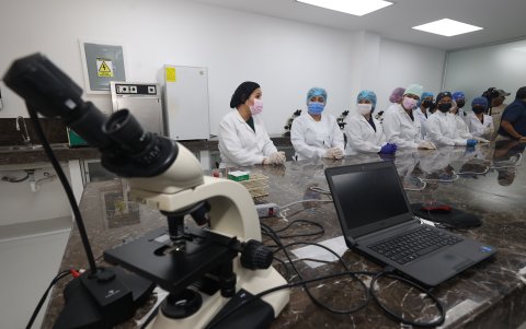 La facultad de Odontología cuenta con un moderno laboratorio de microbiología, con 20 microscopios ópticos.