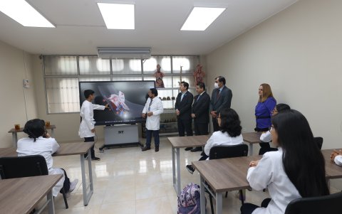 Las pantallas digitales ayudan a mejorar el proceso de enseñanza y aprendizaje.