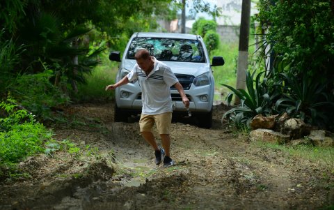 Las lluvias han convertido en lodo las calles dañadas por el peso de los camiones.