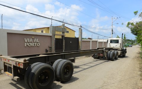 A pocos metros de las viviendas transitan los tráileres, levantando polvo a su paso.
