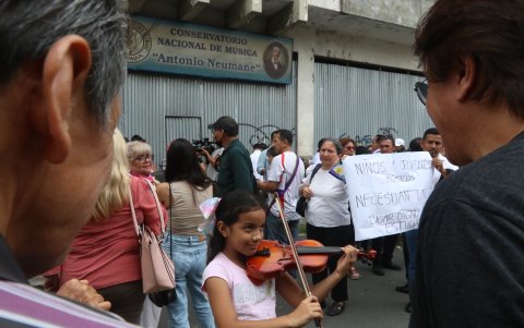 Isabella Bastidas, estudiante por más de dos años del conservatorio, tocó su violín durante una manifestación llevada a cabo hace unas semanas para exigir volver a la edificación antigua..