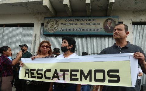 Los padres de los alumnos llegaron con pancartas que exigían la reparación del lugar.