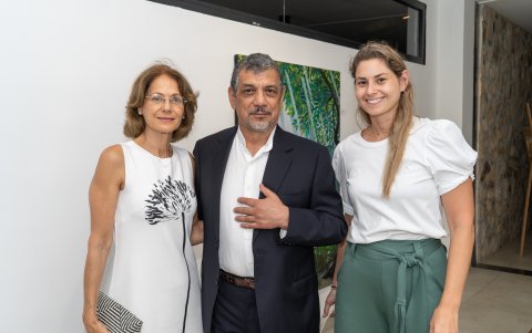El maestro junto a Gisella de Aguirre y Gisella Aguirre.