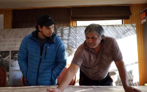 Planteamiento. David Alday y  Patricio Chinguay, miembros de la comunidad Yagán, revisan el mapa con la identificación en  lengua nativa..