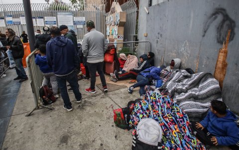 Migrantes de diferentes nacionalidades esperan en la entrada de la garita peatonal de San Ysidro para solicitar asilo a las autoridades estadounidense.