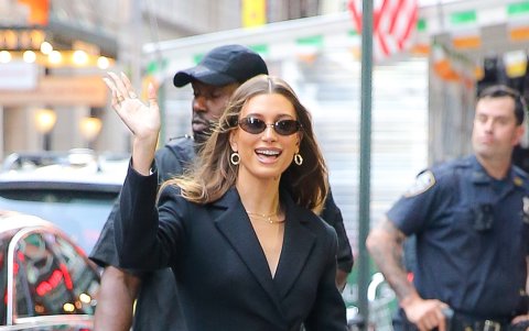 Hailey Bieber sin duda es una de las mujeres que posee un estilo singular a la hora de lucir mocasines.