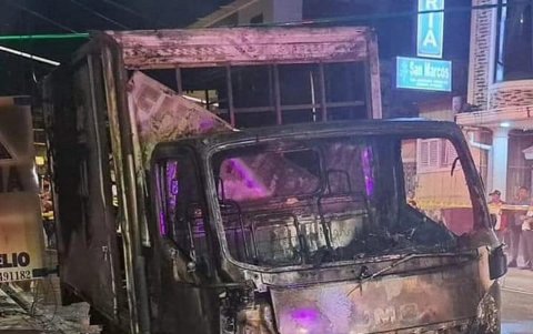 Un furgón resultó quemado tras el atentado contra una funeraria situada en la calle 24 de Mayo, que también afectó los ventanales de varias viviendas.