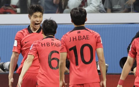 Youngjun Lee (i) de Corea del Sur celebra su gol hoy, en un partido de los octavos de final de la Copa Mundial de Fútbol sub-20 entre Ecuador y Corea del Sur en el estadio Único de Ciudades en Santiago del Estero (Argentina).