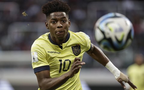 Nilson Angulo de Ecuador va por el balón hoy, en el partido de los octavos de final de la Copa Mundial de Fútbol sub-20 entre Ecuador y Corea del Sur en el estadio Único de Ciudades en Santiago del Estero (Argentina).