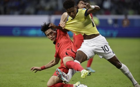 Nilson Angulo (d) de Ecuador disputa el balón con Hyunbin Park de Corea del Sur.