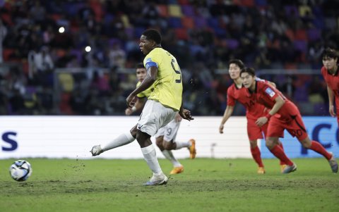 Justin Cuero de Ecuador patea un penalti hoy, en el partido de los octavos de final de la Copa Mundial de Fútbol sub-20 entre Ecuador y Corea del Sur.