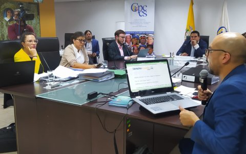 Richard González (d) forma parte del colectivo que cuestiona la tesis de la fiscal Diana Salazar.