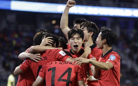 Jugadores de Corea del Sur celebran un gol de Seok Hyun Choi.