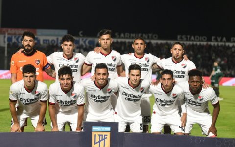 Reasco (abajo-derecha) participó de los 90 minutos en el empate sin goles del Newell 's Old Boys.