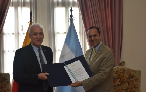 Gabriel Fuks entregando sus credenciales diplomáticas al excanciller Holguín en agosto de 2022.