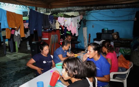 Migrantes de origen centroamericano reciben alimentos en el albergue “Todo por Ellos”, el 1 de junio de 2023, en Tapachula, Chiapas (México).
